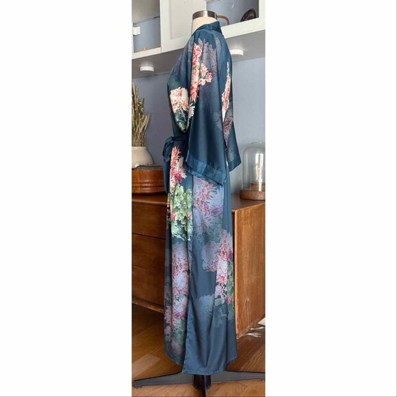 Kim + Ono Coral Chrysanthemum Long Kimono Robe Blue Floral One size - Picture 2 of 8